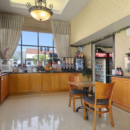 Ramada By Wyndham Pasadena Hotel Екстериор снимка