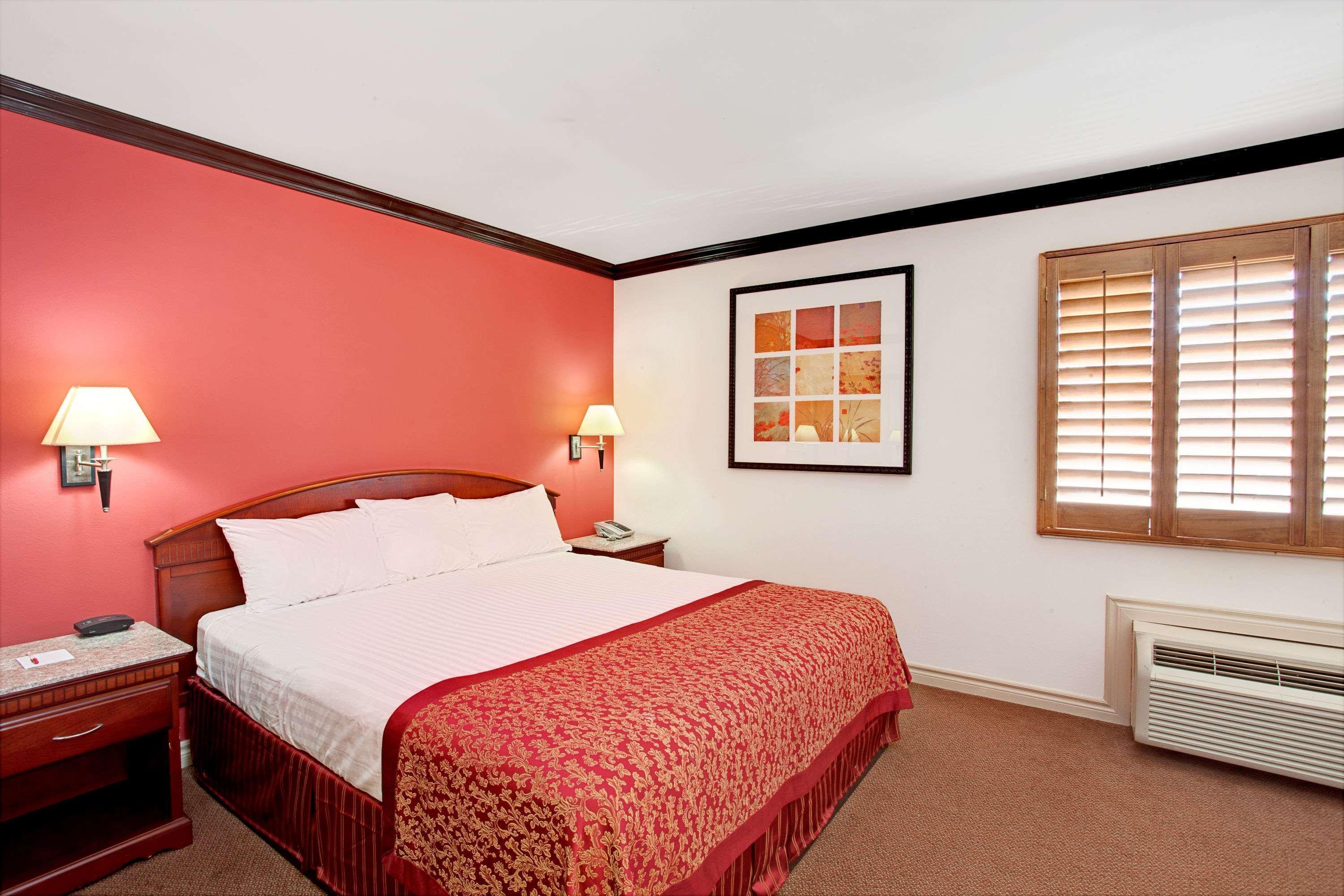 Ramada By Wyndham Pasadena Hotel Екстериор снимка