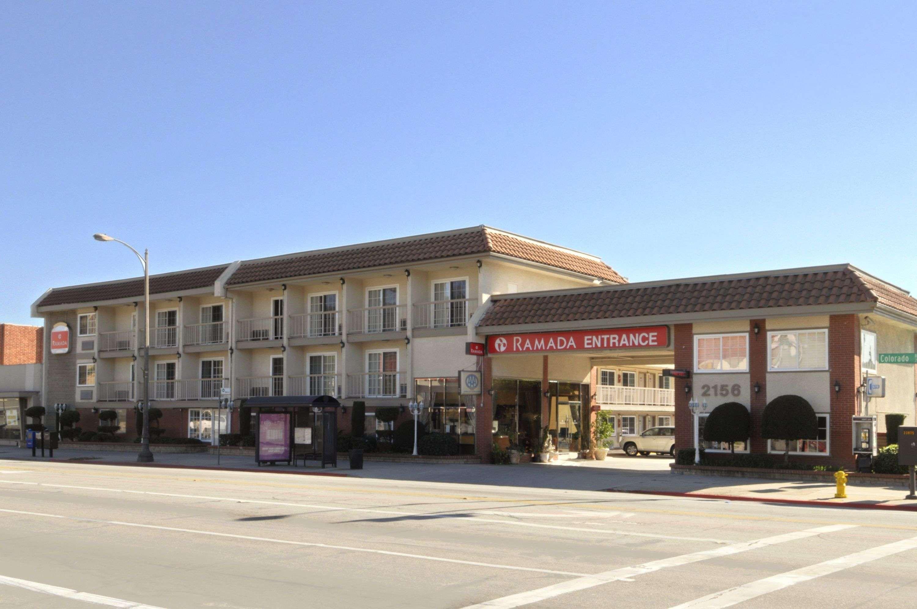 Ramada By Wyndham Pasadena Hotel Екстериор снимка