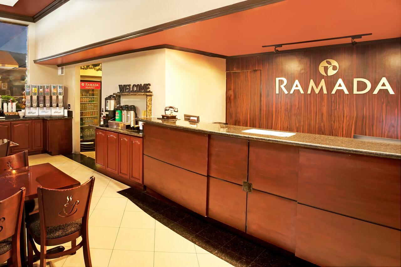 Ramada By Wyndham Pasadena Hotel Екстериор снимка