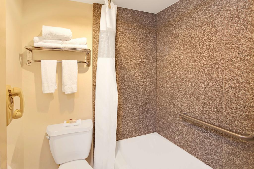 Ramada By Wyndham Pasadena Hotel Екстериор снимка
