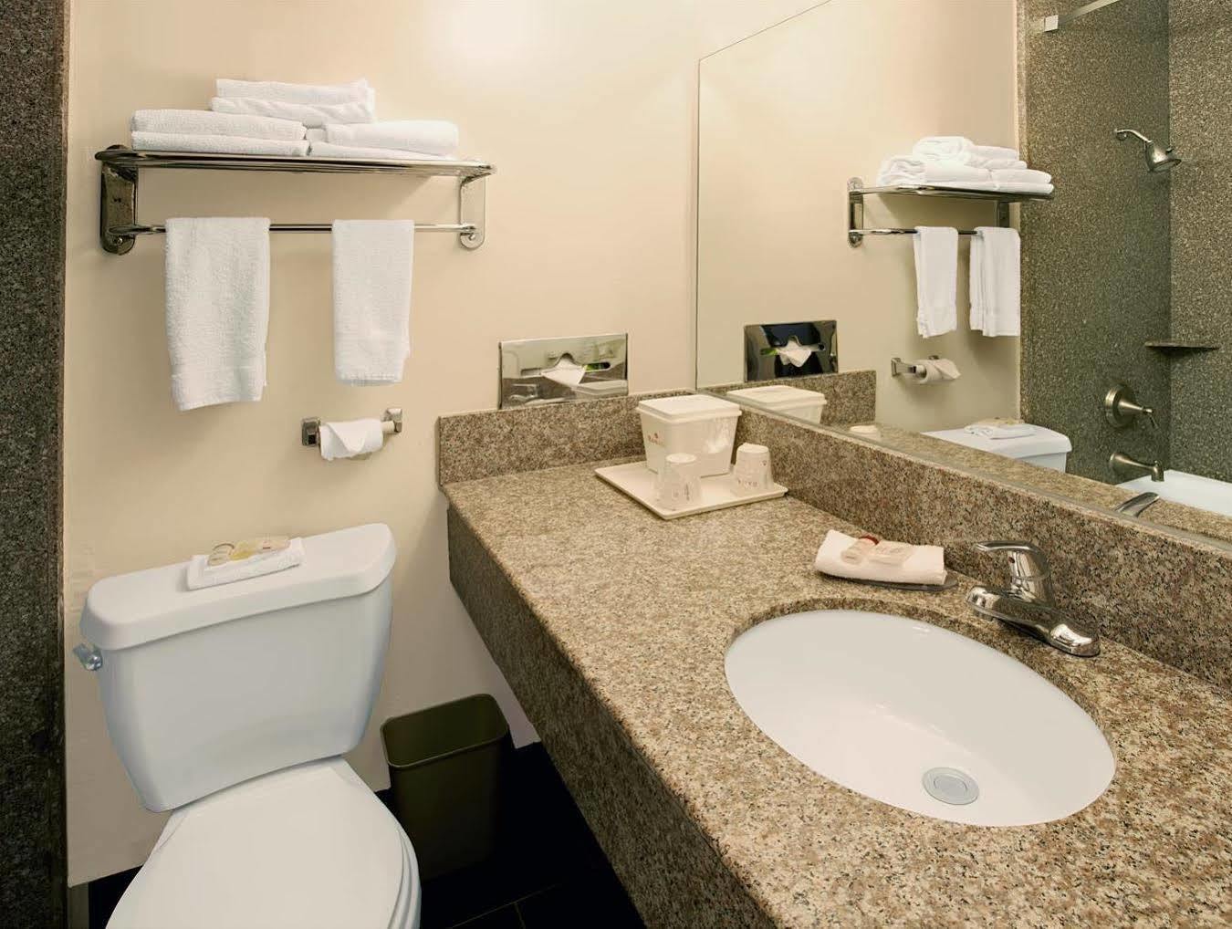 Ramada By Wyndham Pasadena Hotel Екстериор снимка