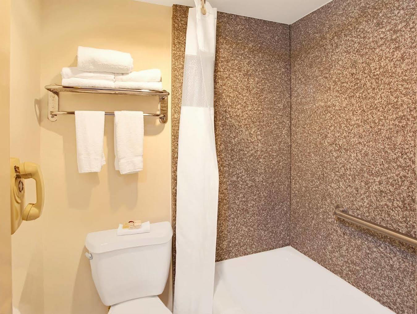 Ramada By Wyndham Pasadena Hotel Екстериор снимка