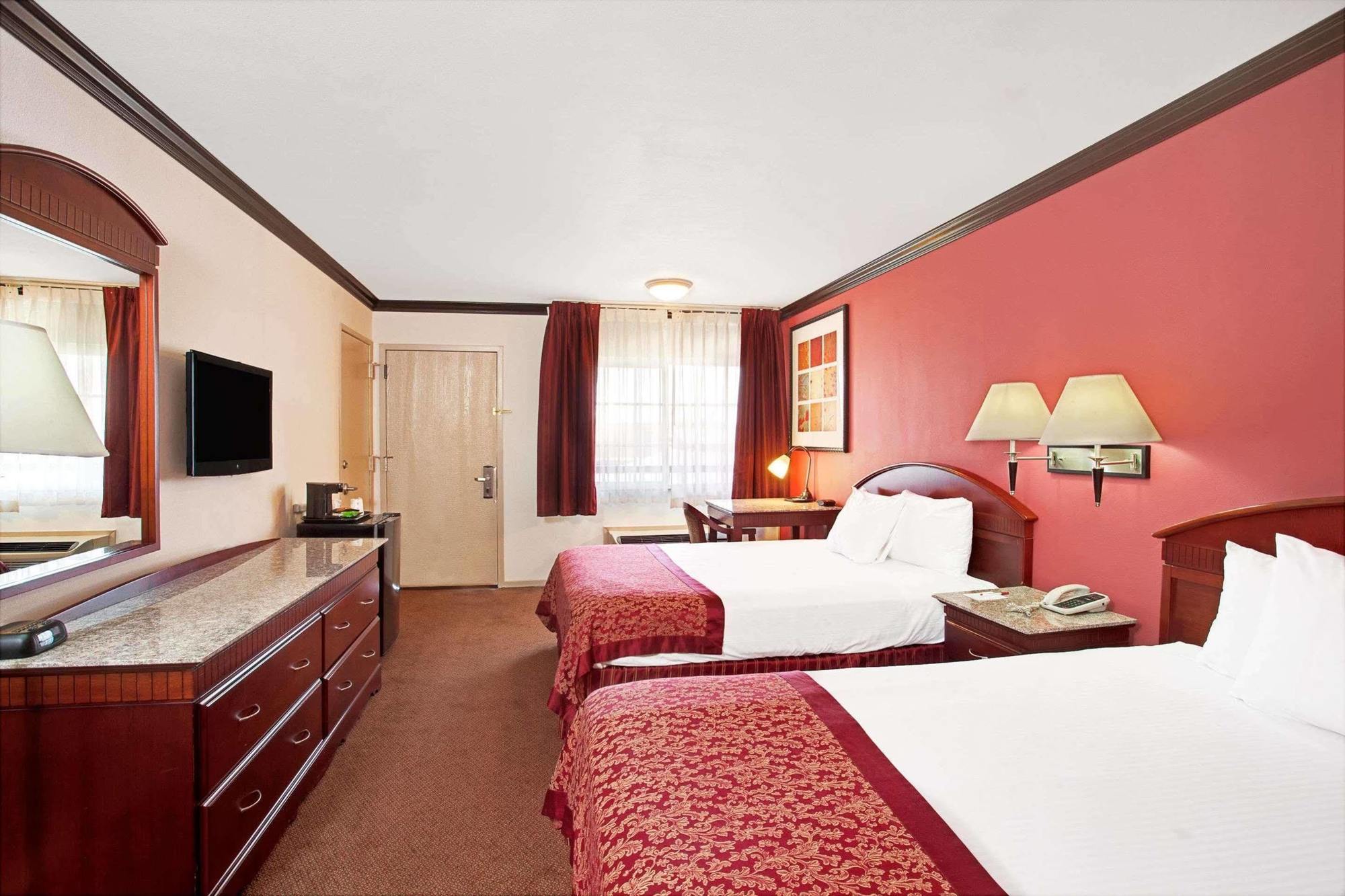 Ramada By Wyndham Pasadena Hotel Екстериор снимка