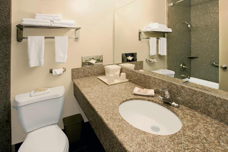 Ramada By Wyndham Pasadena Hotel Екстериор снимка
