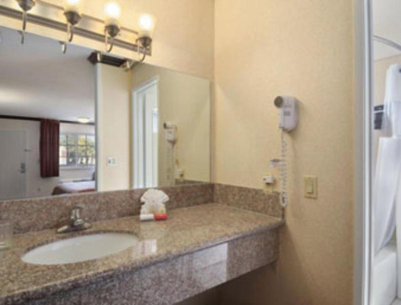Ramada By Wyndham Pasadena Hotel Екстериор снимка