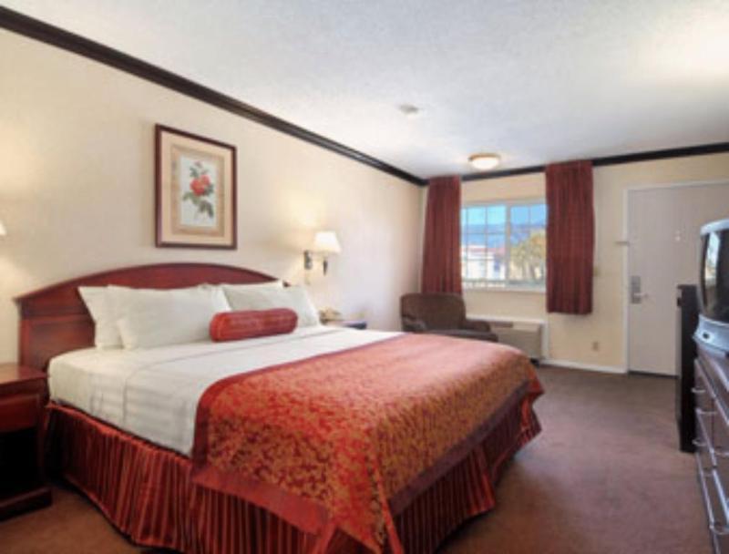 Ramada By Wyndham Pasadena Hotel Екстериор снимка